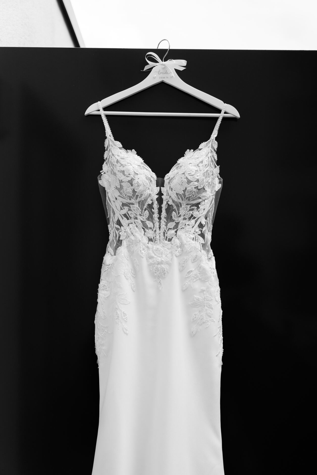 Das Brautkleid am Fenster des Getting-Ready-Raums