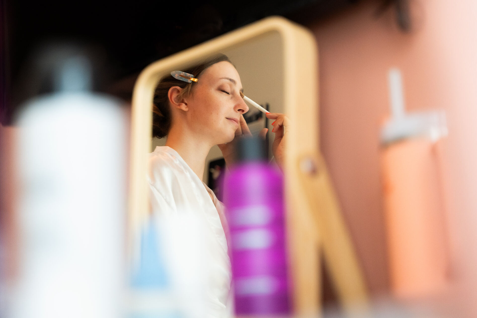 Braut beim Make-up im Spiegel
