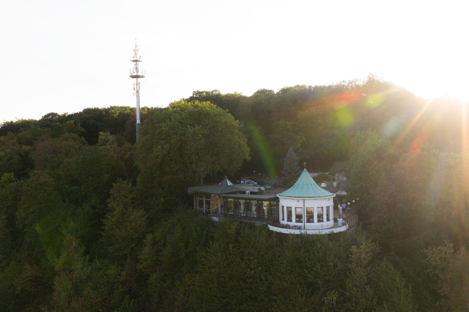 Die Villa Vue im Abendlicht von oben