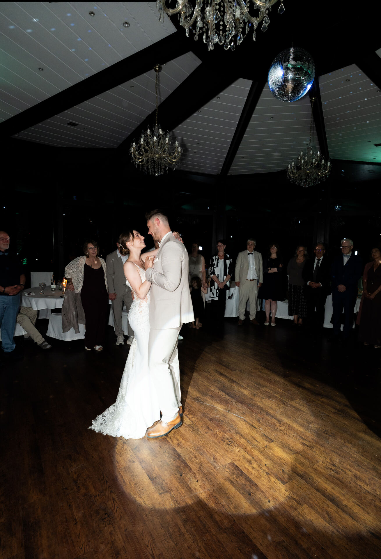 Eröffnungstanz unter den Kronleuchtern
