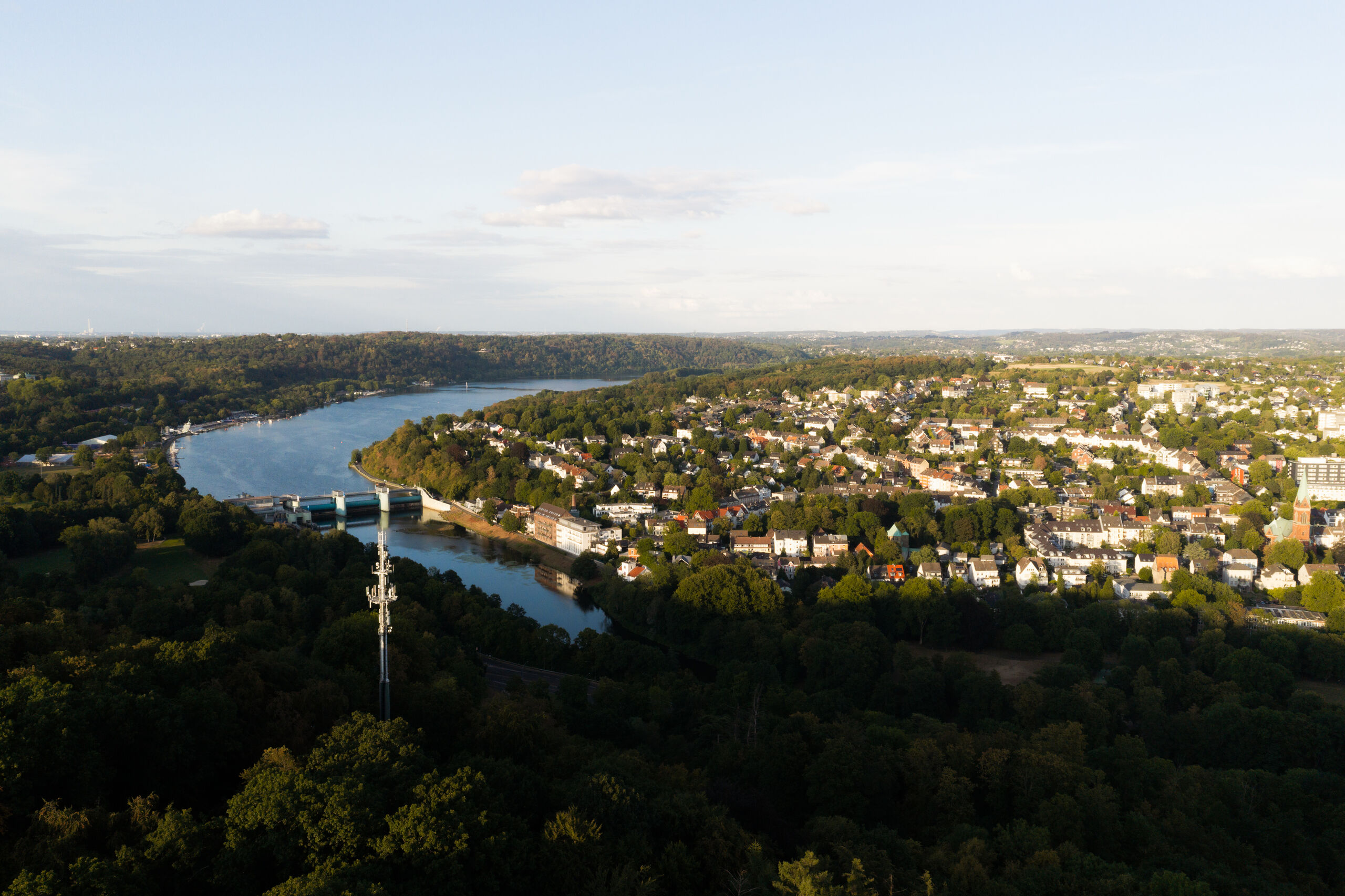 Blick über den Baldeneysee und Essen-Werden, die Villa Vue steht auf der bewaldeten Anhöhe