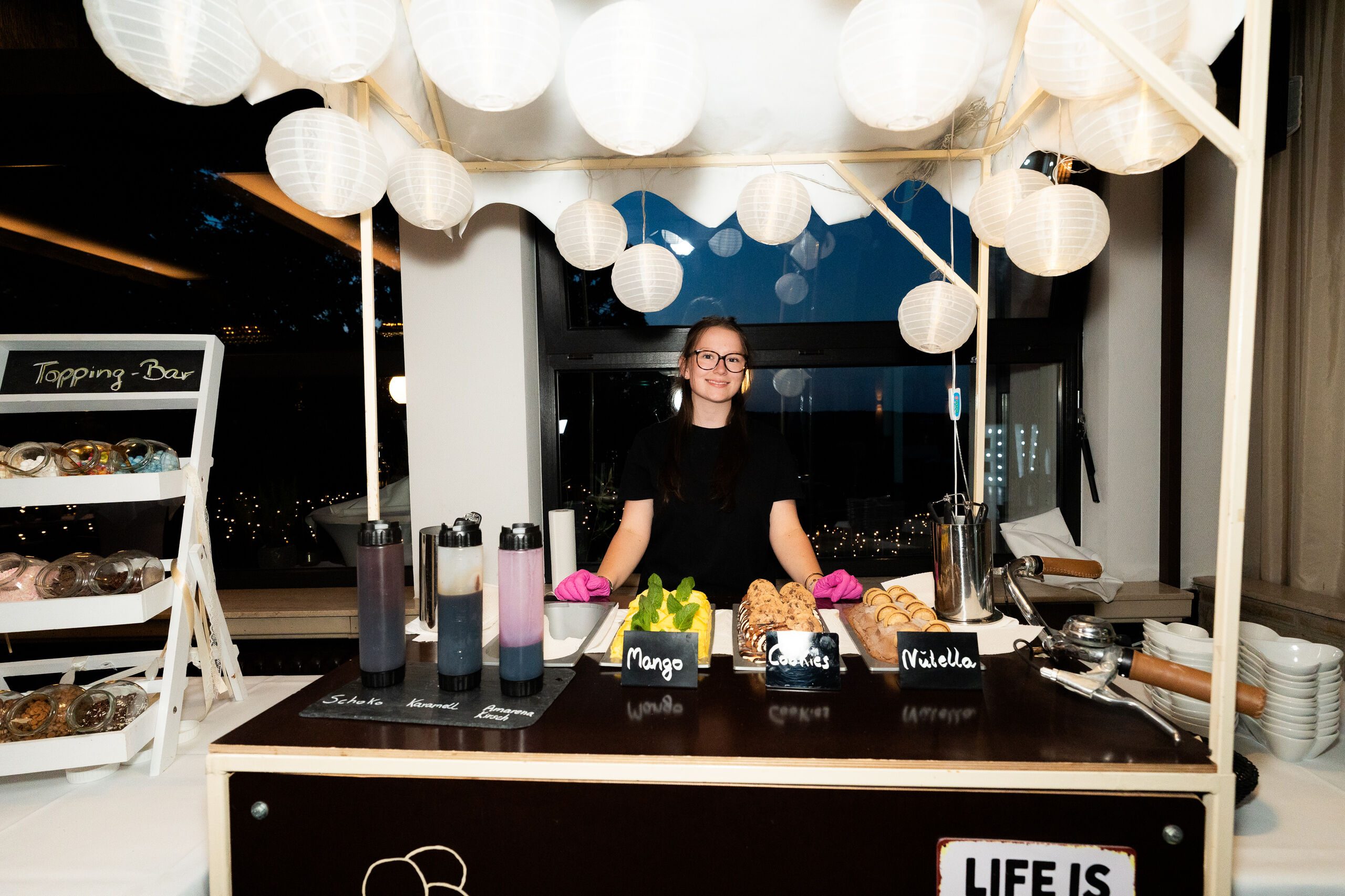 Candy Bar mit Lampions am Abend