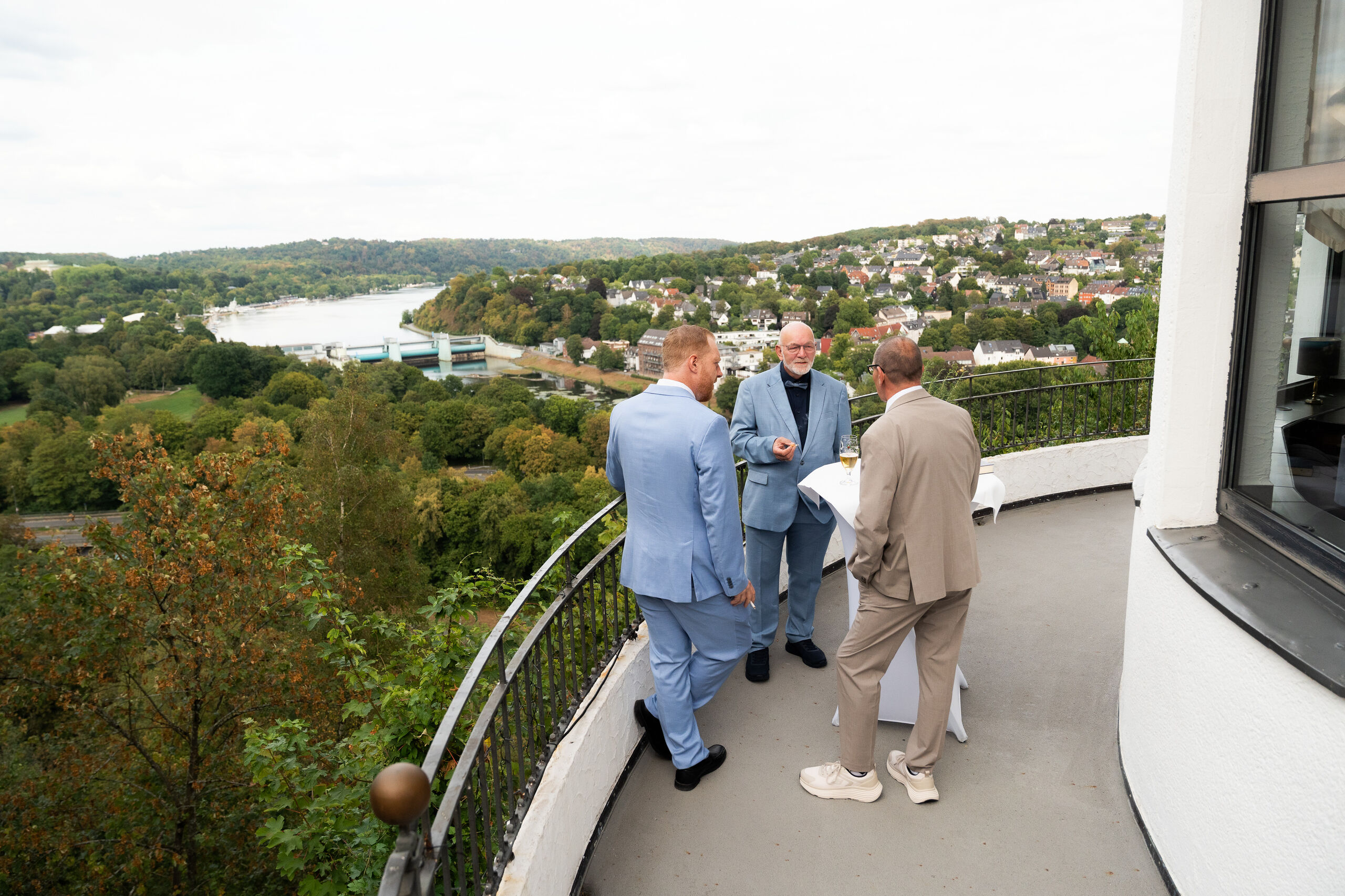 Gäste auf dem Balkon der Villa Vue mit Blick über den Baldeneysee