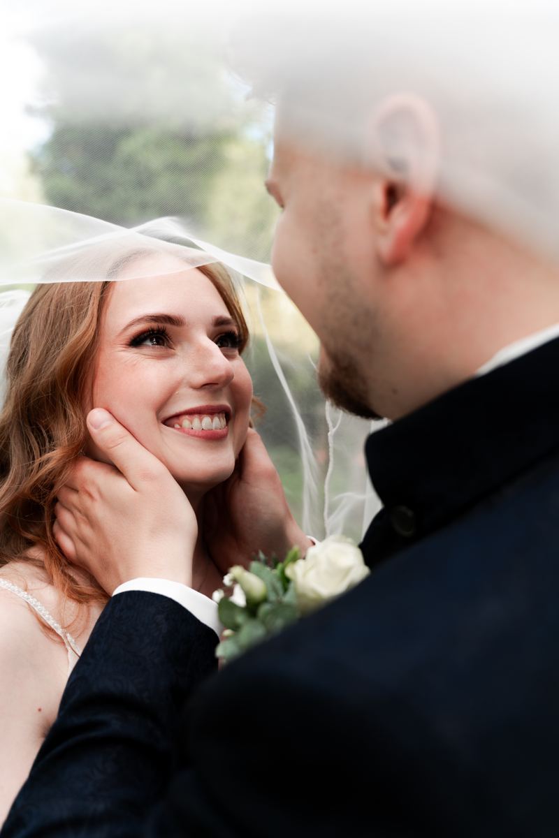 Emotionale Hochzeitsfotos – Brautpaar im Tageslicht