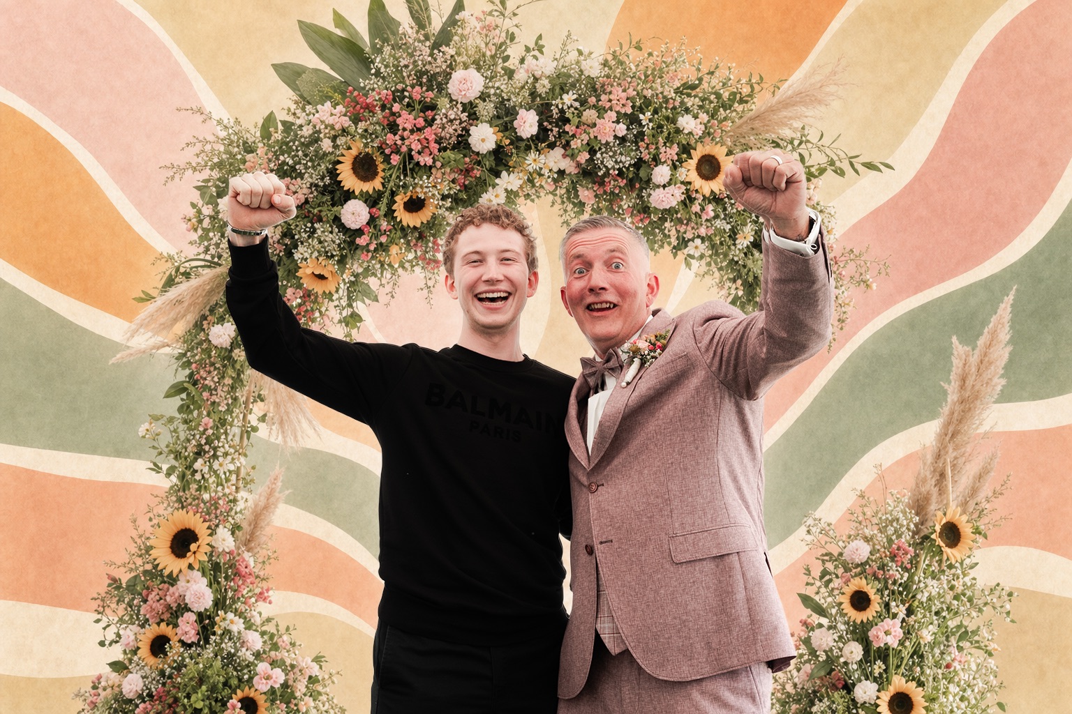 Janno Nivergall, Hochzeitsfotograf, jubelt gemeinsam mit dem Bräutigam vor einem Blumenbogen