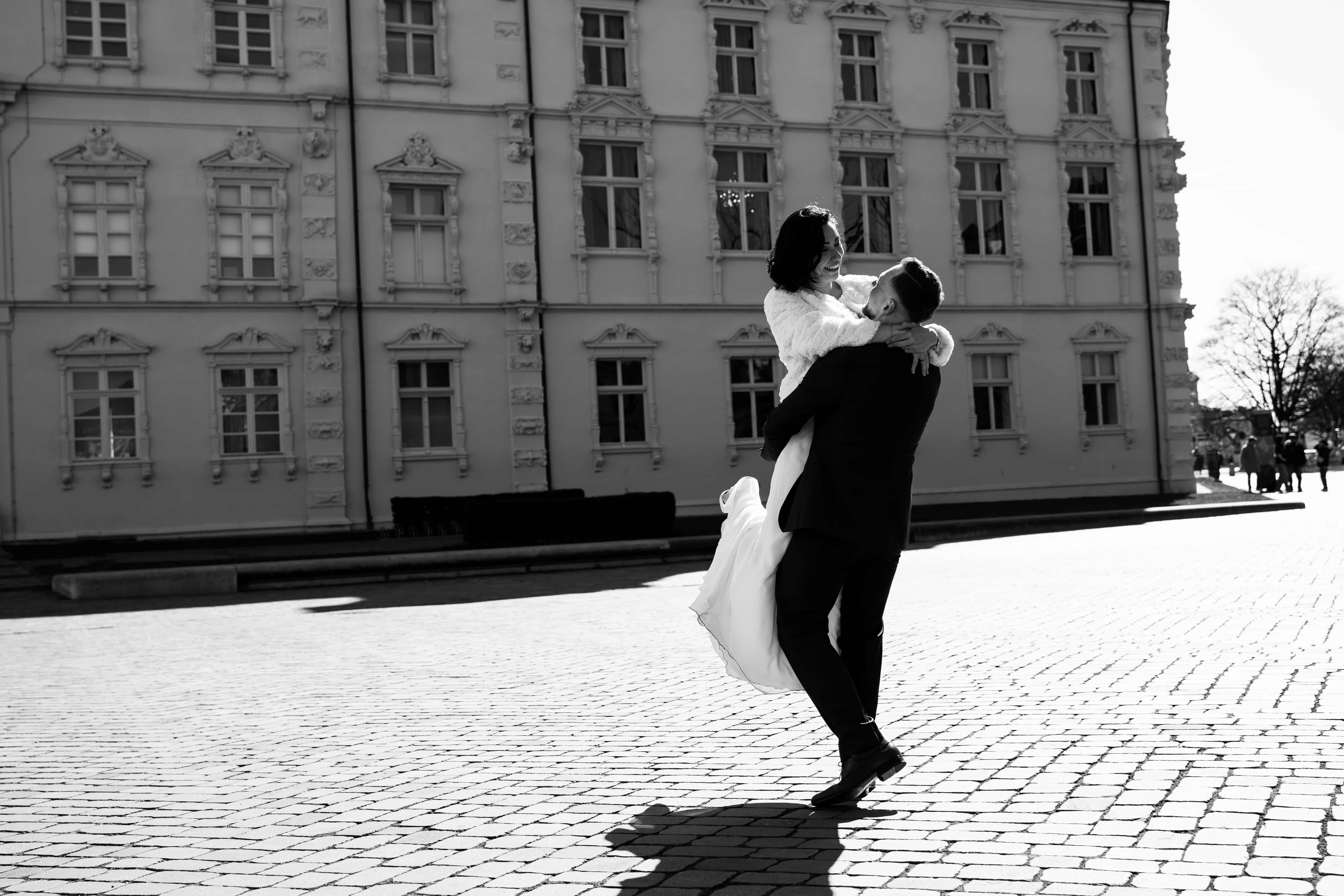 Natürliche Hochzeitsfotografie – Brautpaar im Tageslicht